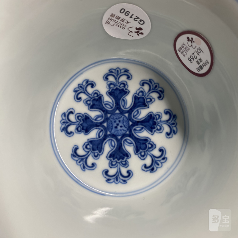 清乾隆 青花缠枝莲托梵文高足杯 - 图13